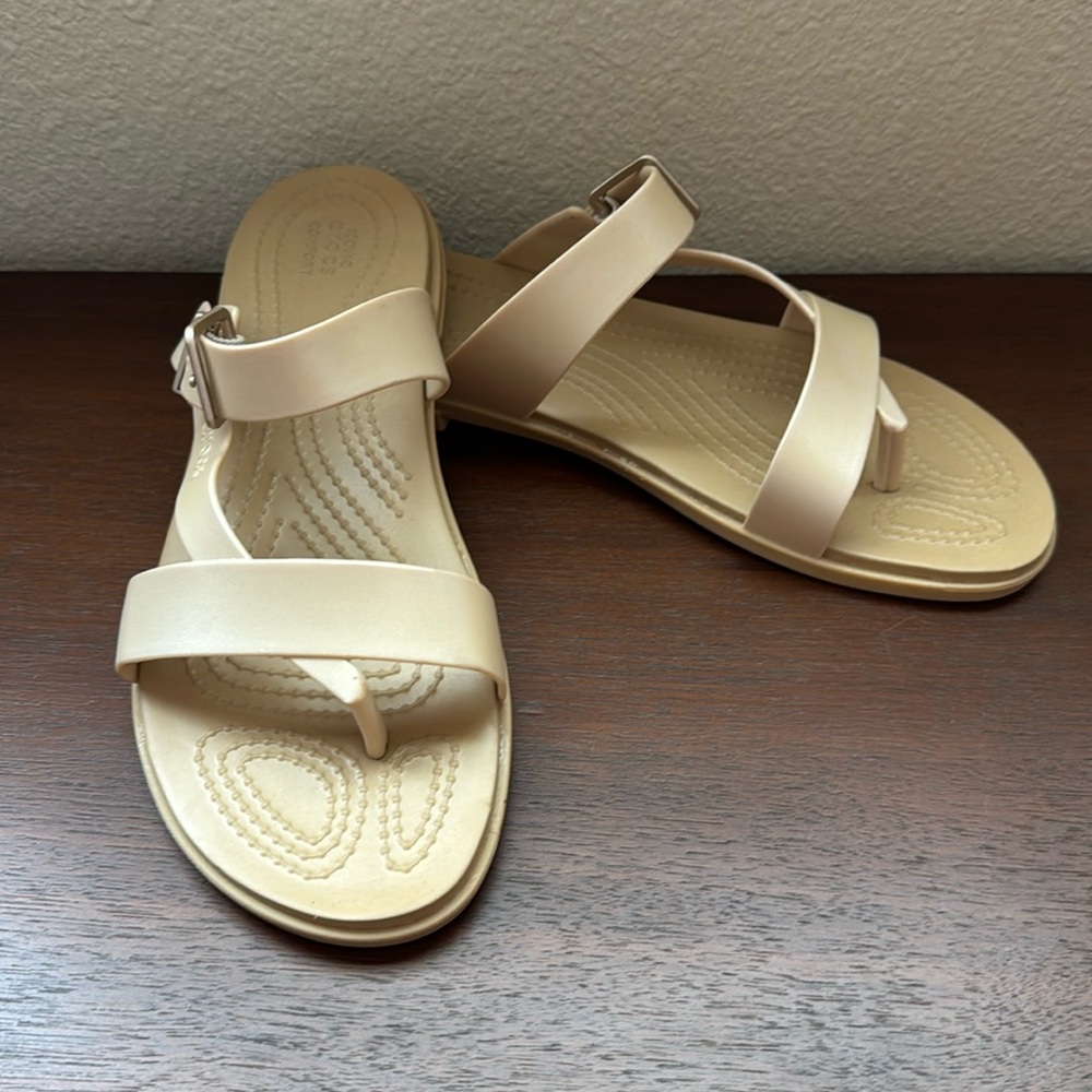 NWOT Crocs - Tulum Metallic Toe Post Sandal In Champagne - (Size 7 Women’s)